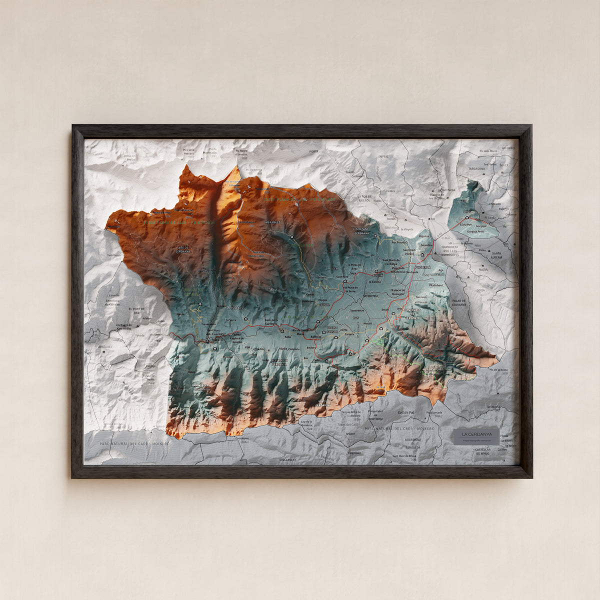 Mapa de relleu de la Cerdanya, amb el territori en color i l’entorn en blanc. Presentació amb marc. 30 × 40 cm. Estil Blau i taronja.