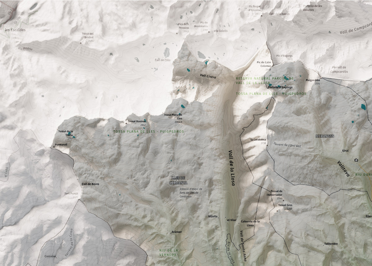 Mapa de relleu de la Cerdanya, amb el territori en color i l’entorn en blanc. Detall de la part superior esquerra. 50 × 70 cm. Estil Cartogràfic.