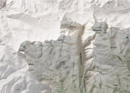 Mapa de relleu de la Cerdanya, amb el territori en color i l’entorn en blanc. Detall de la part superior esquerra. 50 × 70 cm. Estil Cartogràfic.