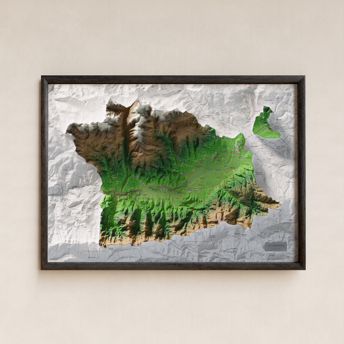 Mapa de relleu de la Cerdanya, amb el territori en color i l’entorn en blanc. Presentació amb marc. 50 × 70 cm. Estil Clàssic.