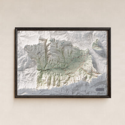Mapa de relleu de la Cerdanya, amb el territori en color i l’entorn en blanc. Presentació amb marc. 50 × 70 cm. Estil Cartogràfic.
