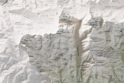 Mapa de relleu de la Cerdanya, amb el territori en color i l’entorn en blanc. Detall de la part superior esquerra. 61 × 91 cm. Estil Cartogràfic.