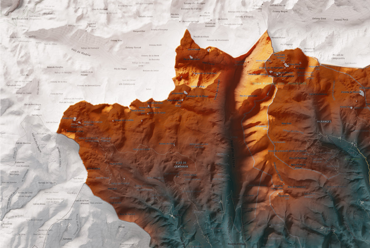 Mapa de relleu de la Cerdanya, amb el territori en color i l’entorn en blanc. Detall de la part superior esquerra. 61 × 91 cm. Estil Blau i taronja.