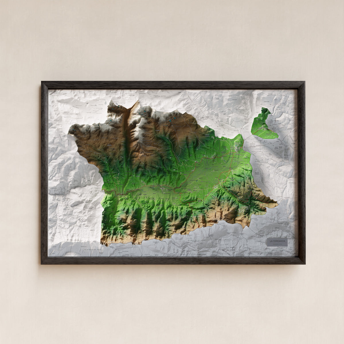 Mapa de relleu de la Cerdanya, amb el territori en color i l’entorn en blanc. Presentació amb marc. 61 × 91 cm. Estil Clàssic.