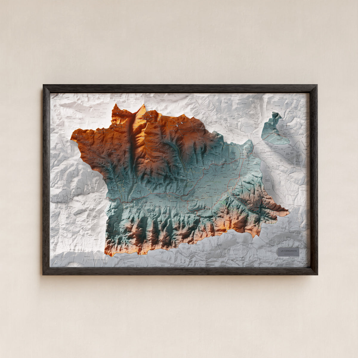 Mapa de relleu de la Cerdanya, amb el territori en color i l’entorn en blanc. Presentació amb marc. 61 × 91 cm. Estil Blau i taronja.