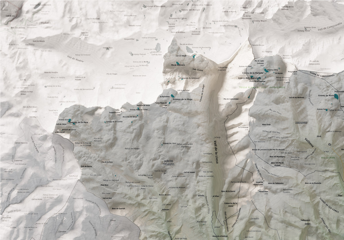 Mapa de relleu de la Cerdanya, amb el territori en color i l’entorn en blanc. Detall de la part superior esquerra. 70 × 100 cm. Estil Cartogràfic.