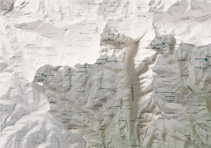 Mapa de relleu de la Cerdanya, amb el territori en color i l’entorn en blanc. Detall de la part superior esquerra. 70 × 100 cm. Estil Cartogràfic.