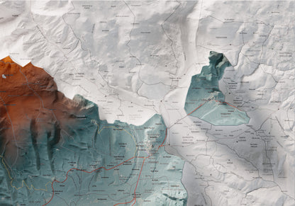 Mapa de relleu de la Cerdanya, amb el territori en color i l’entorn en blanc. Detall de la part superior dreta. 70 × 100 cm. Estil Blau i taronja.