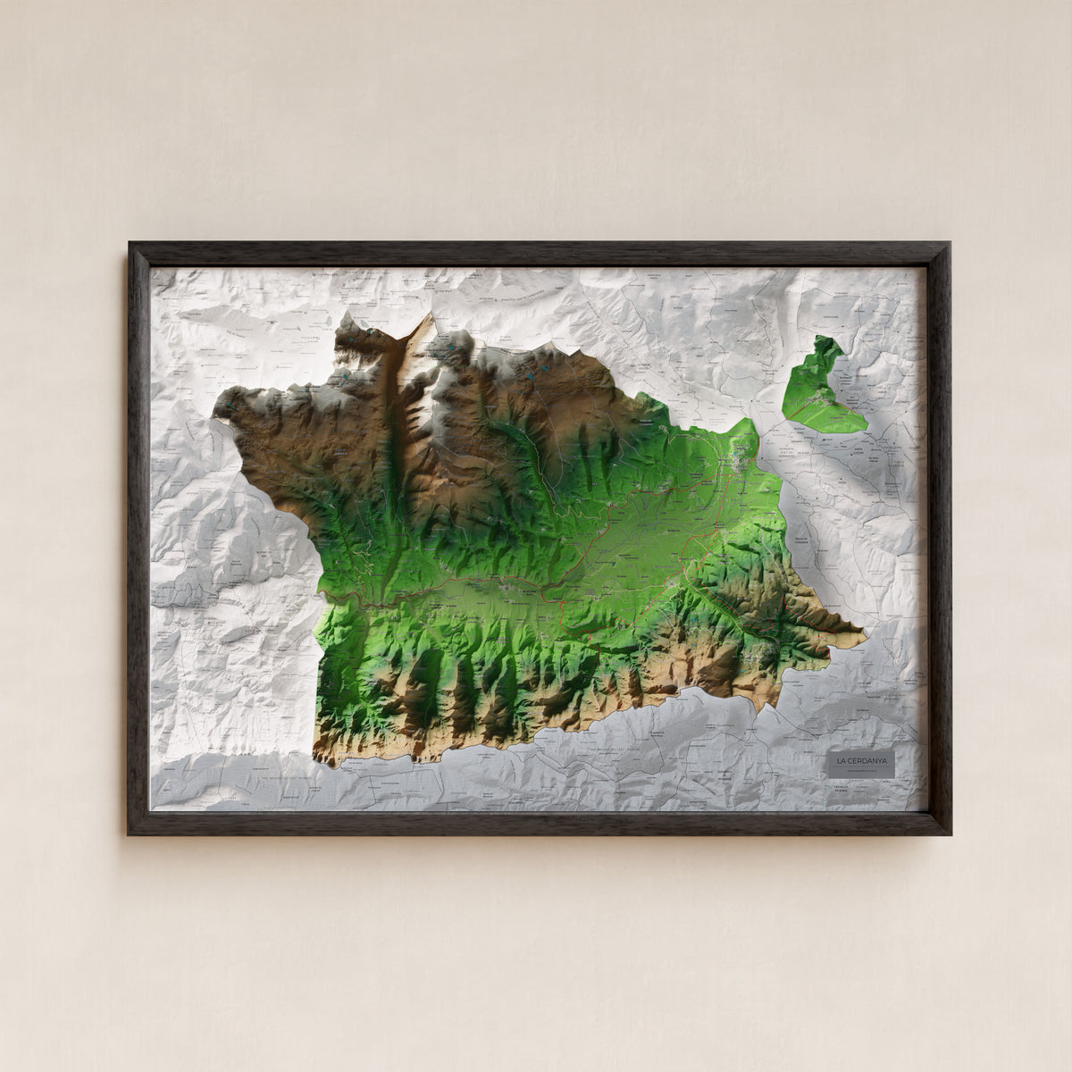 Mapa de relleu de la Cerdanya, amb el territori en color i l’entorn en blanc. Presentació amb marc. 70 × 100 cm. Estil Clàssic.