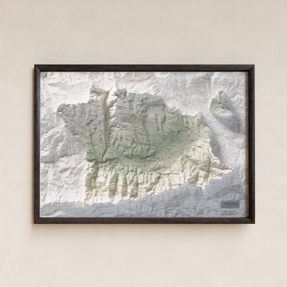 Mapa de relleu de la Cerdanya, amb el territori en color i l’entorn en blanc. Presentació amb marc. 70 × 100 cm. Estil Cartogràfic.