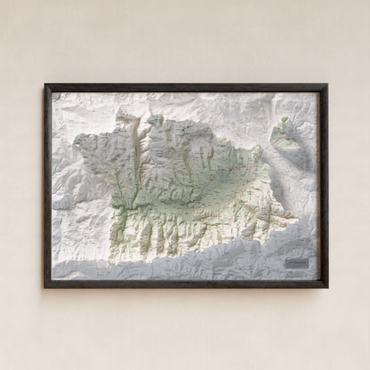 Mapa de relleu de la Cerdanya, amb el territori en color i l’entorn en blanc. Presentació amb marc. 70 × 100 cm. Estil Cartogràfic.