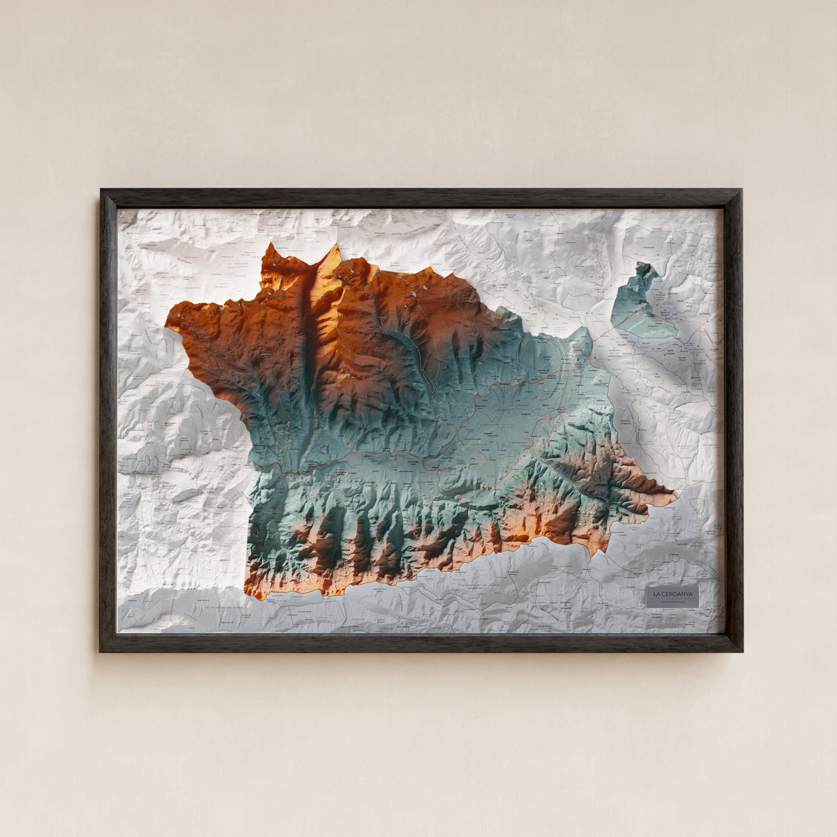 Mapa de relleu de la Cerdanya, amb el territori en color i l’entorn en blanc. Presentació amb marc. 70 × 100 cm. Estil Blau i taronja.