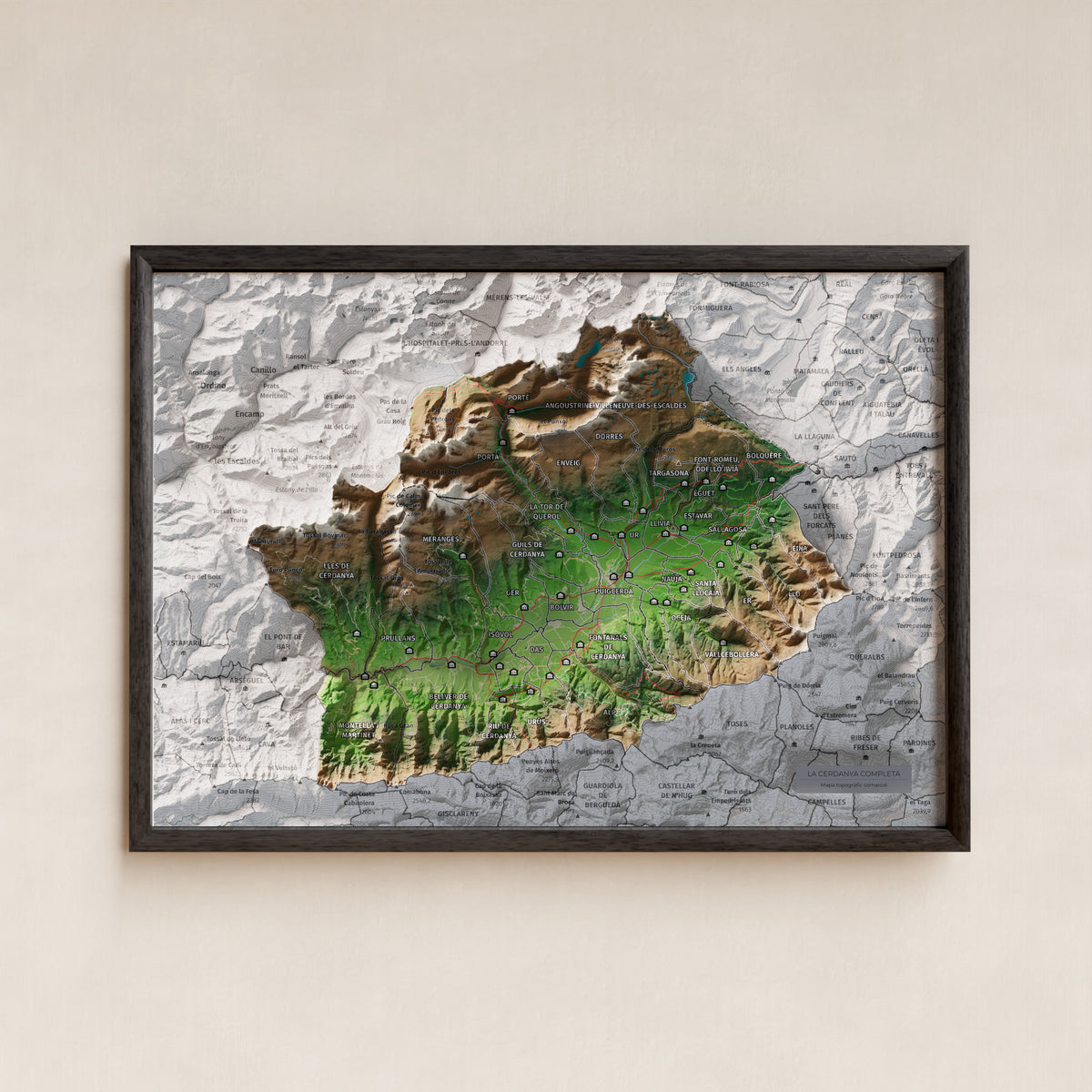 Mapa de relleu de la Cerdanya completa, amb el territori en color i l’entorn en blanc. Presentació amb marc. 21 × 30 cm. Estil Clàssic.