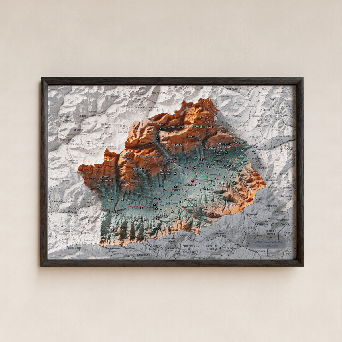 Mapa de relleu de la Cerdanya completa, amb el territori en color i l’entorn en blanc. Presentació amb marc. 21 × 30 cm. Estil Blau i taronja. Aigua del mapa en blanc.