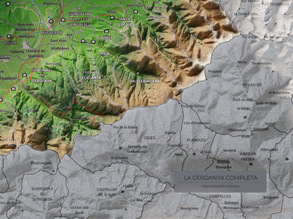 Mapa de relleu de la Cerdanya completa, amb el territori en color i l’entorn en blanc. Detall de la part inferior dreta. 30 × 40 cm. Estil Clàssic.