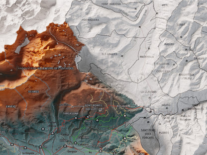 Mapa de relleu de la Cerdanya completa, amb el territori en color i l’entorn en blanc. Detall de la part superior dreta. 30 × 40 cm. Estil Blau i taronja. Aigua del mapa en blanc.
