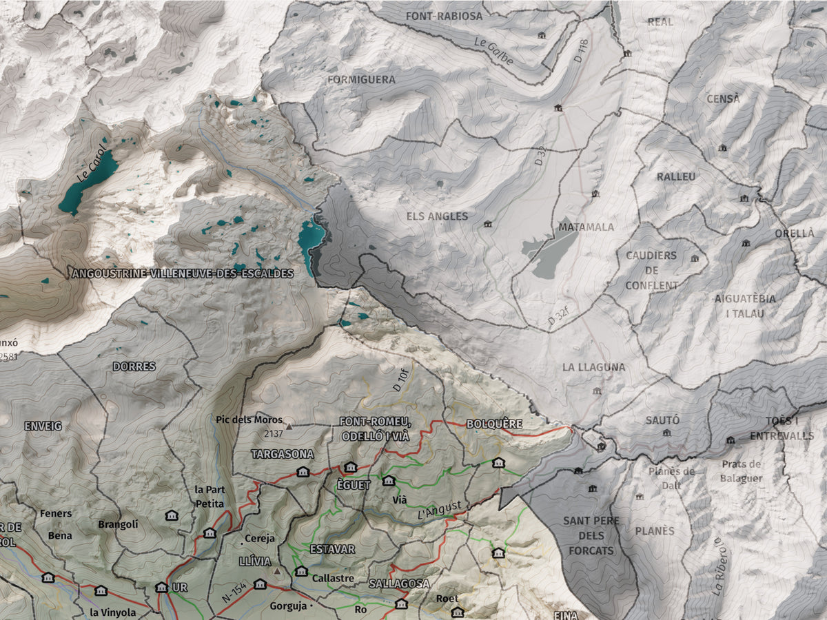 Mapa de relleu de la Cerdanya completa, amb el territori en color i l’entorn en blanc. Detall de la part superior dreta. 30 × 40 cm. Estil Cartogràfic.