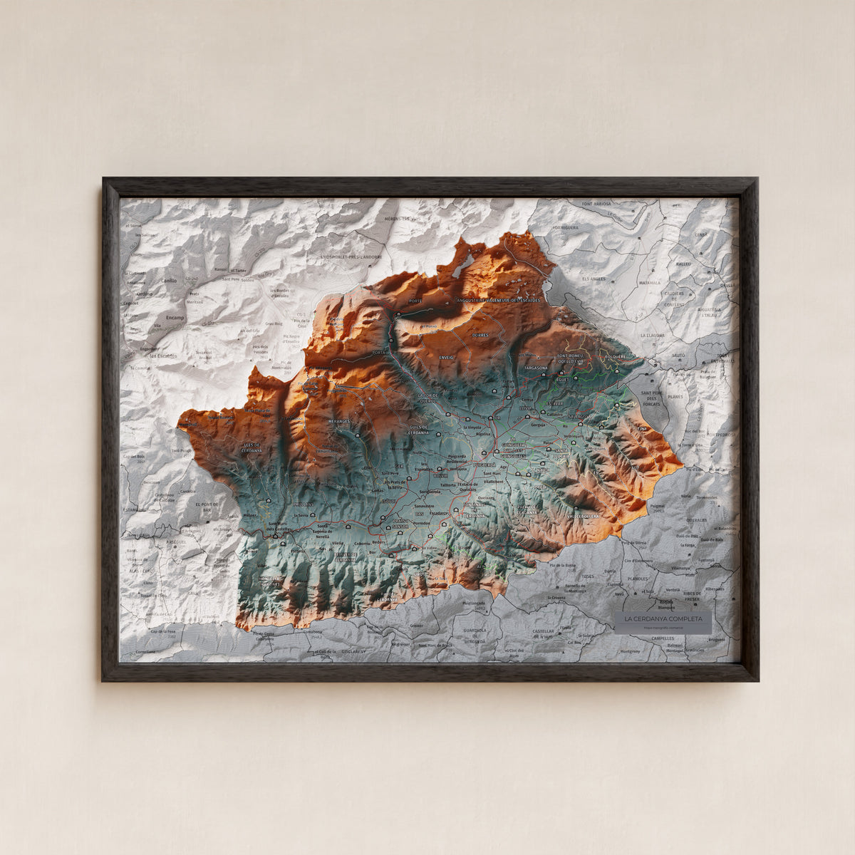 Mapa de relleu de la Cerdanya completa, amb el territori en color i l’entorn en blanc. Presentació amb marc. 30 × 40 cm. Estil Blau i taronja. Aigua del mapa en blanc.
