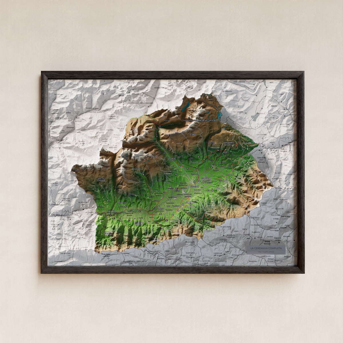 Mapa de relleu de la Cerdanya completa, amb el territori en color i l’entorn en blanc. Presentació amb marc. 30 × 40 cm. Estil Clàssic.