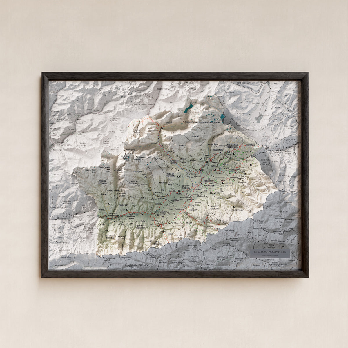 Mapa de relleu de la Cerdanya completa, amb el territori en color i l’entorn en blanc. Presentació amb marc. 30 × 40 cm. Estil Cartogràfic.