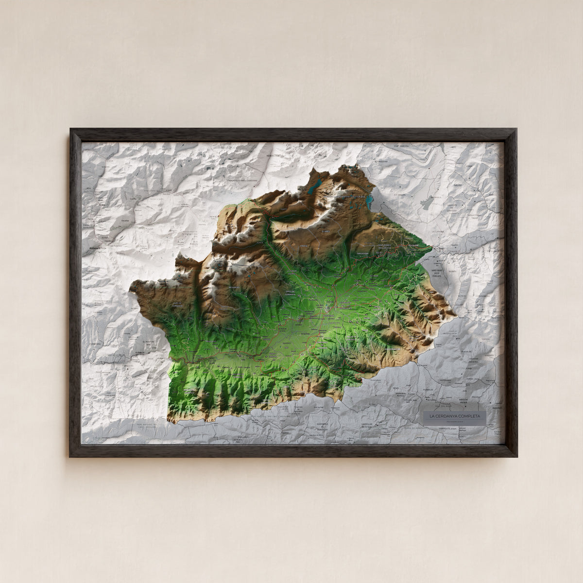 Mapa de relleu de la Cerdanya completa, amb el territori en color i l’entorn en blanc. Presentació amb marc. 50 × 70 cm. Estil Clàssic.