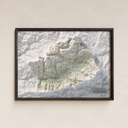 Mapa de relleu de la Cerdanya completa, amb el territori en color i l’entorn en blanc. Presentació amb marc. 50 × 70 cm. Estil Cartogràfic.
