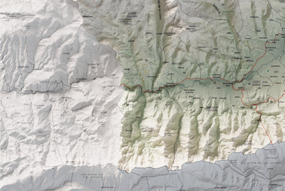 Mapa de relleu de la Cerdanya completa, amb el territori en color i l’entorn en blanc. Detall de la part inferior esquerra. 61 × 91 cm. Estil Cartogràfic.
