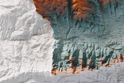 Mapa de relleu de la Cerdanya completa, amb el territori en color i l’entorn en blanc. Detall de la part inferior esquerra. 61 × 91 cm. Estil Blau i taronja. Aigua del mapa en blanc.