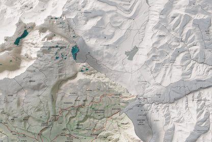 Mapa de relleu de la Cerdanya completa, amb el territori en color i l’entorn en blanc. Detall de la part superior dreta. 61 × 91 cm. Estil Cartogràfic.