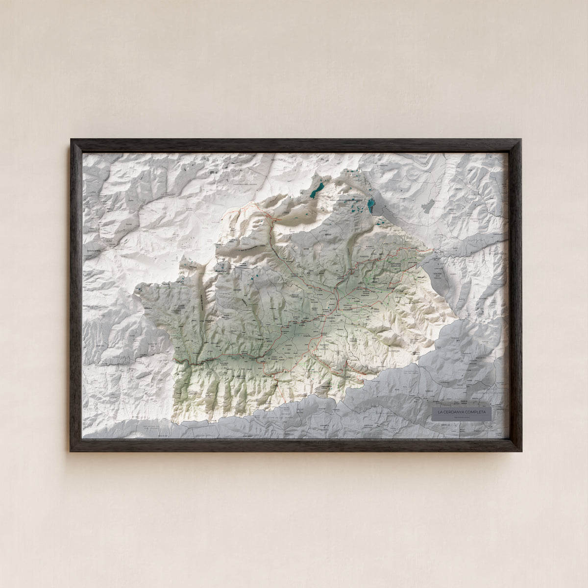 Mapa de relleu de la Cerdanya completa, amb el territori en color i l’entorn en blanc. Presentació amb marc. 61 × 91 cm. Estil Cartogràfic.