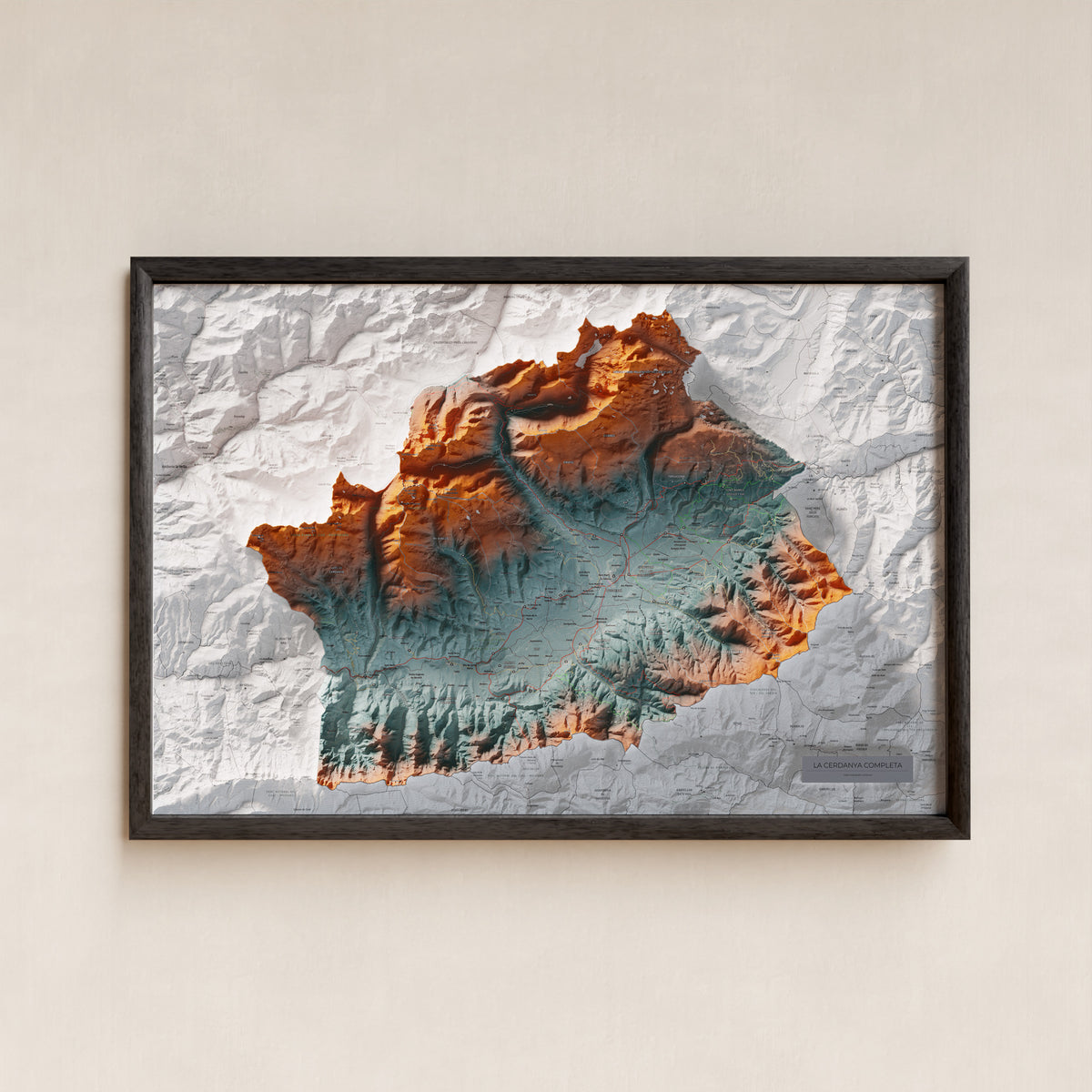Mapa de relleu de la Cerdanya completa, amb el territori en color i l’entorn en blanc. Presentació amb marc. 61 × 91 cm. Estil Blau i taronja. Aigua del mapa en blanc.