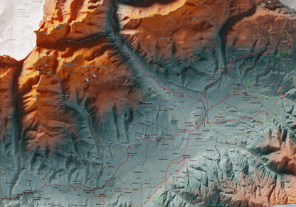 Mapa de relleu de la Cerdanya completa, amb el territori en color i l’entorn en blanc. Detall de la part central. 70 × 100 cm. Estil Blau i taronja. Aigua del mapa en blanc.