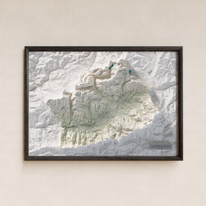 Mapa de relleu de la Cerdanya completa, amb el territori en color i l’entorn en blanc. Presentació amb marc. 70 × 100 cm. Estil Cartogràfic.