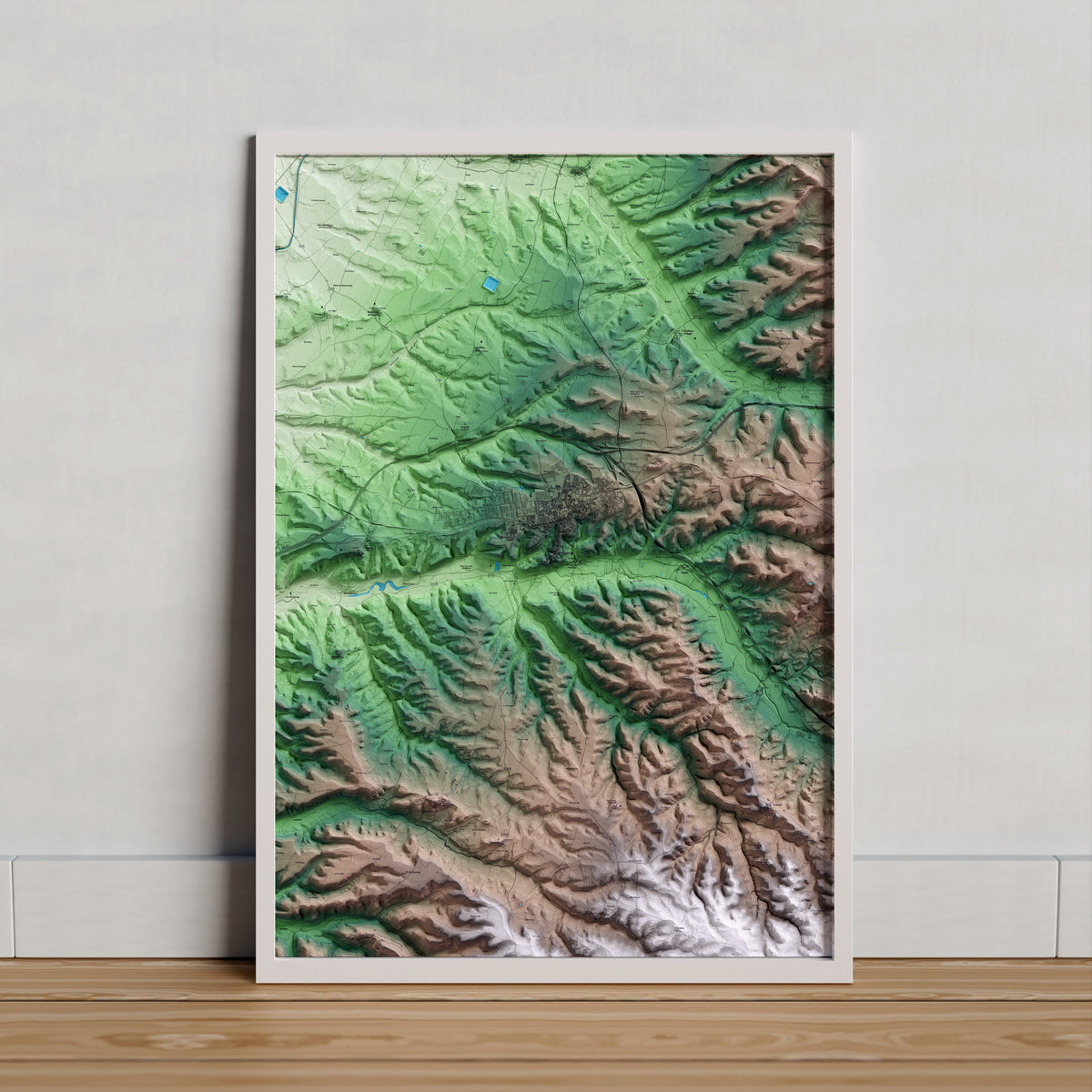 Mapa artístico del relieve de Cervera, a la Segarra, con 15 km de entorno y base topográfica ICGC. Presentación enmarcada.