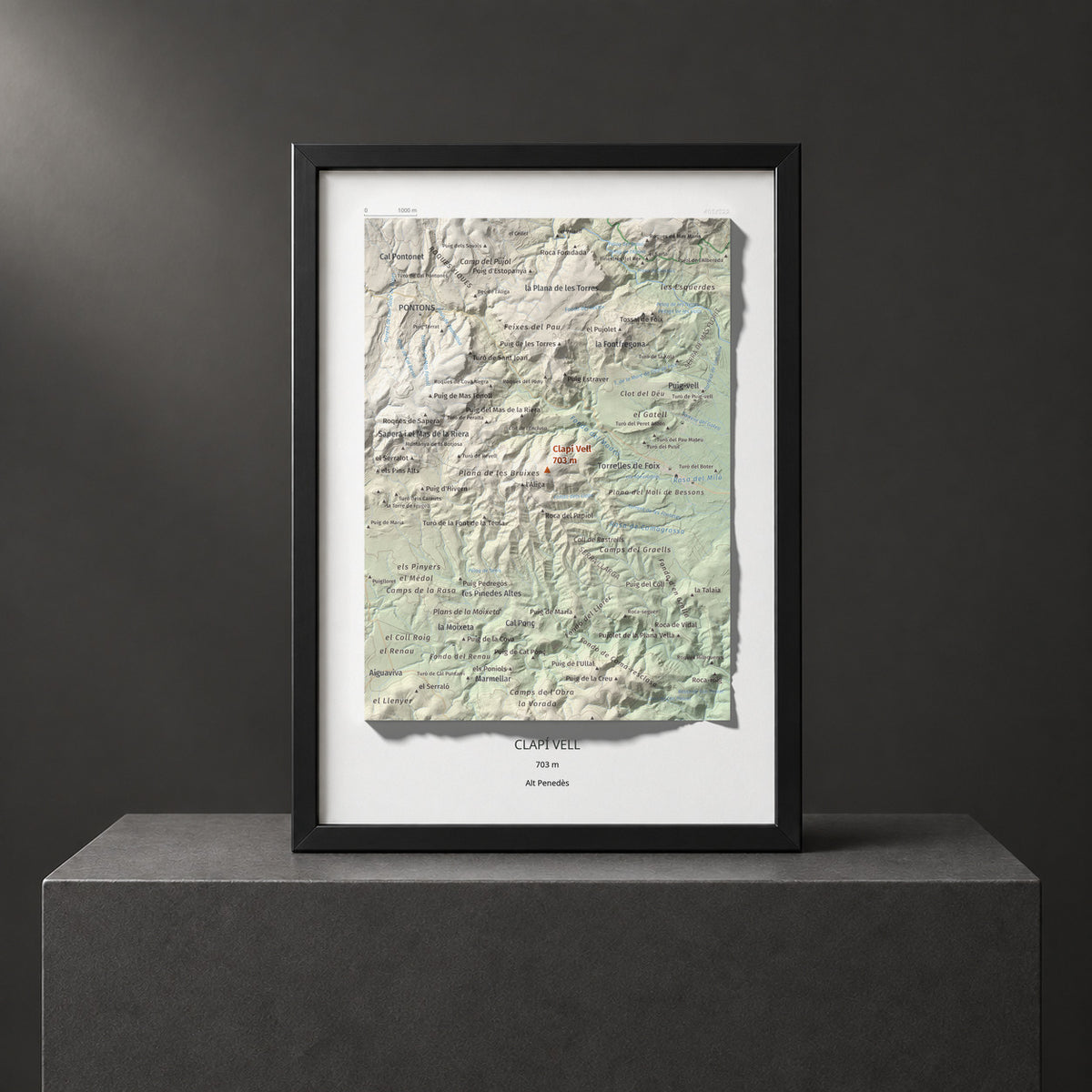 Mapa de relieve de Clapí Vell, 703 m, Alt Penedès, lámina 100 Cims de Trobart. Presentación enmarcada. 21 × 30 cm.