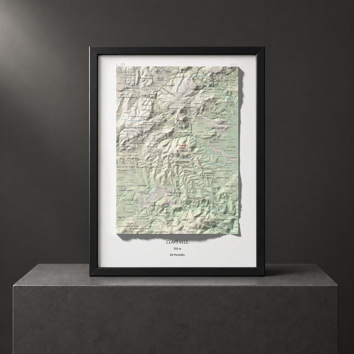 Mapa de relieve de Clapí Vell, 703 m, Alt Penedès, lámina 100 Cims de Trobart. Presentación enmarcada. 30 × 40 cm.