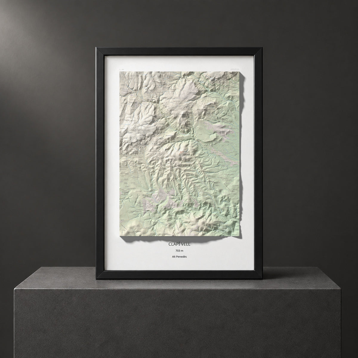 Mapa de relieve de Clapí Vell, 703 m, Alt Penedès, lámina 100 Cims de Trobart. Presentación enmarcada. 70 × 100 cm.