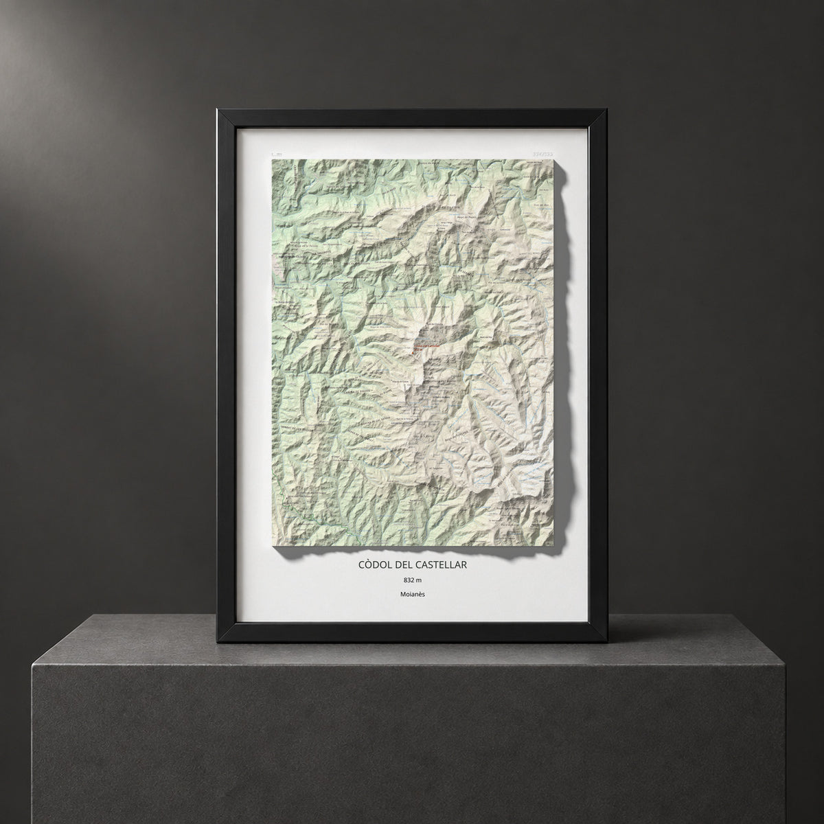 Mapa de relieve de Còdol del Castellar, 832 m, Moianès, lámina 100 Cims de Trobart. Presentación enmarcada. 50 × 70 cm.
