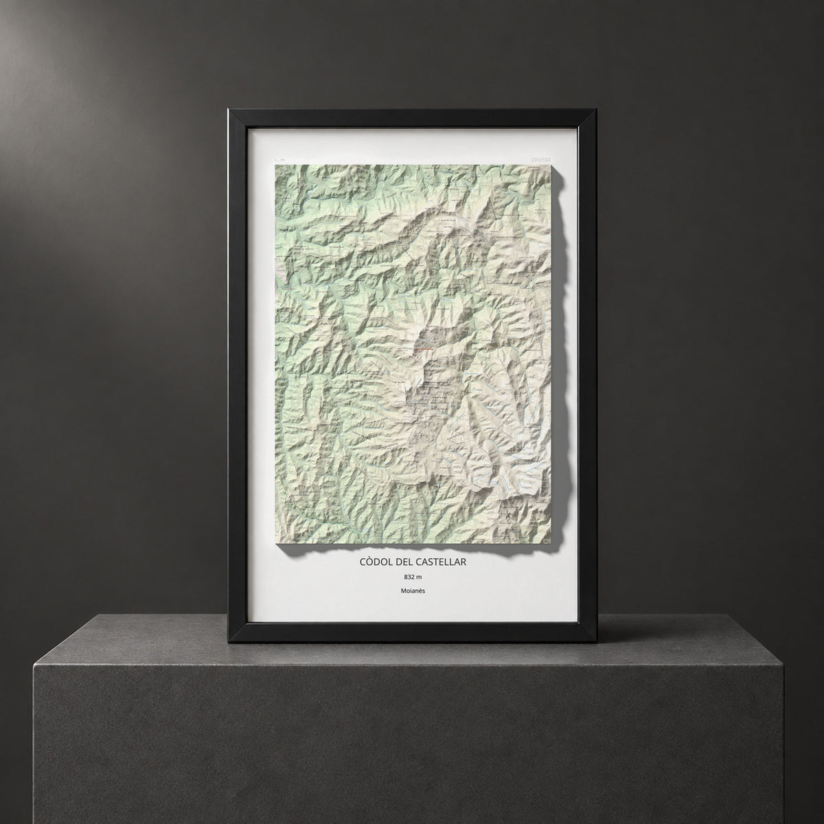 Mapa de relieve de Còdol del Castellar, 832 m, Moianès, lámina 100 Cims de Trobart. Presentación enmarcada. 61 × 91 cm.