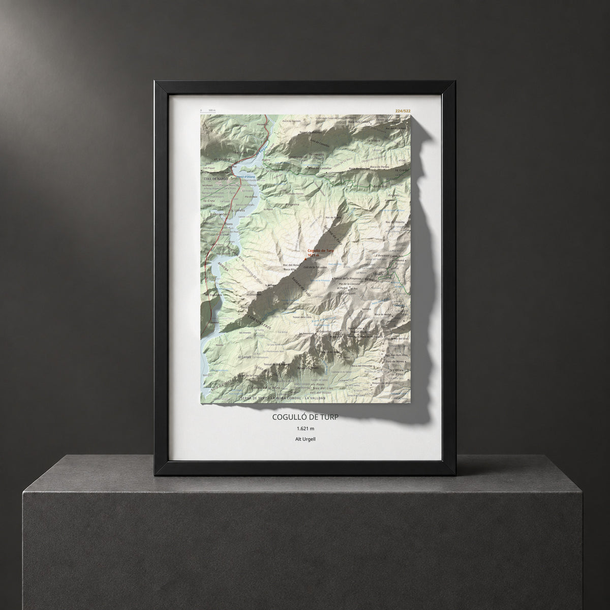 Mapa de relieve de Cogulló de Turp, 1621 m, Alt Urgell, lámina 100 Cims de Trobart. Presentación enmarcada. 30 × 40 cm.