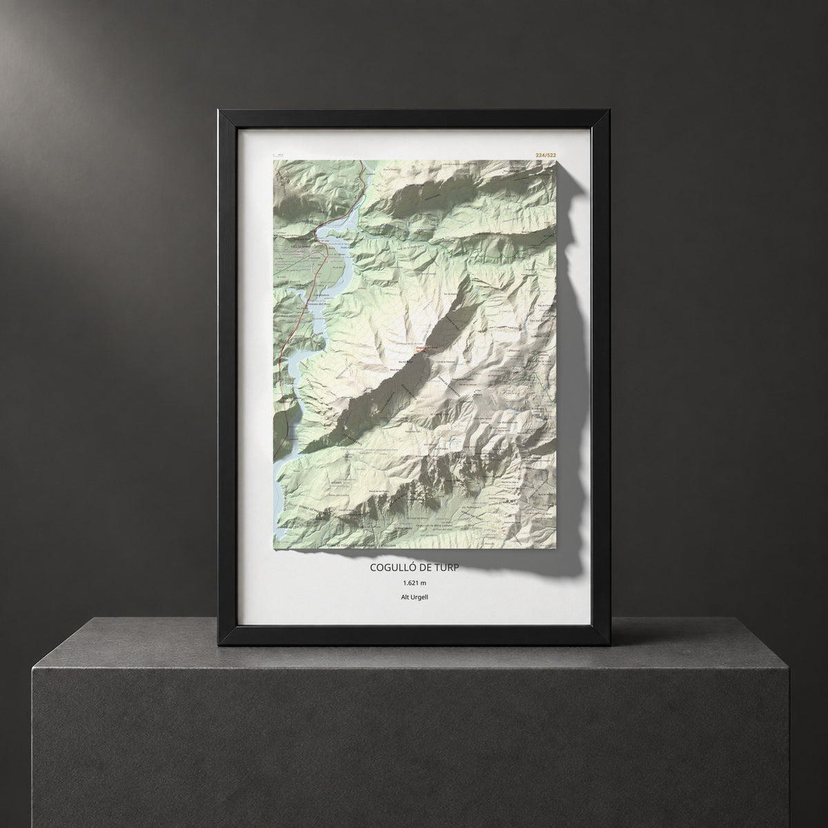Mapa de relieve de Cogulló de Turp, 1621 m, Alt Urgell, lámina 100 Cims de Trobart. Presentación enmarcada. 50 × 70 cm.