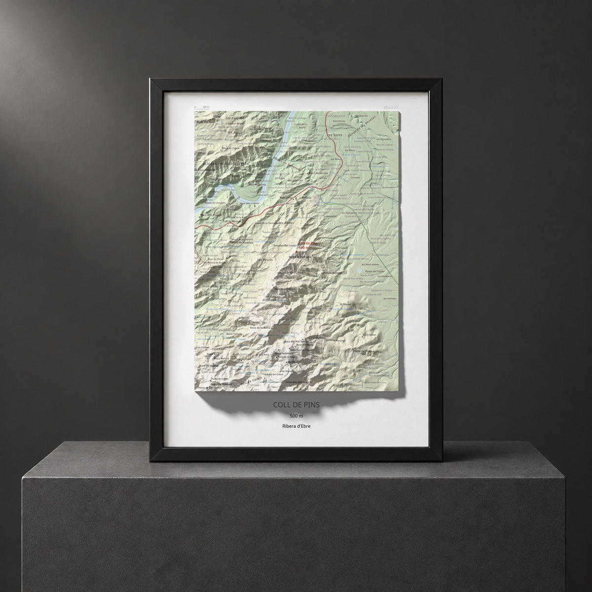 Mapa de relieve de Coll de Pins, 500 m, Ribera d'Ebre, lámina 100 Cims de Trobart. Presentación enmarcada. 30 × 40 cm.