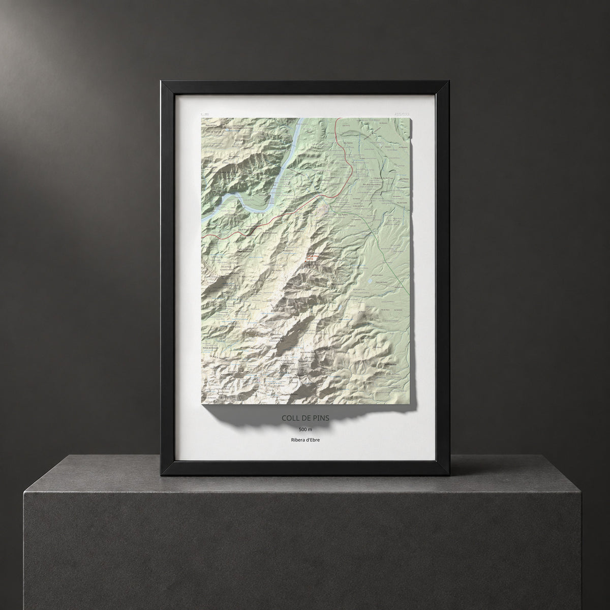 Mapa de relieve de Coll de Pins, 500 m, Ribera d'Ebre, lámina 100 Cims de Trobart. Presentación enmarcada. 50 × 70 cm.