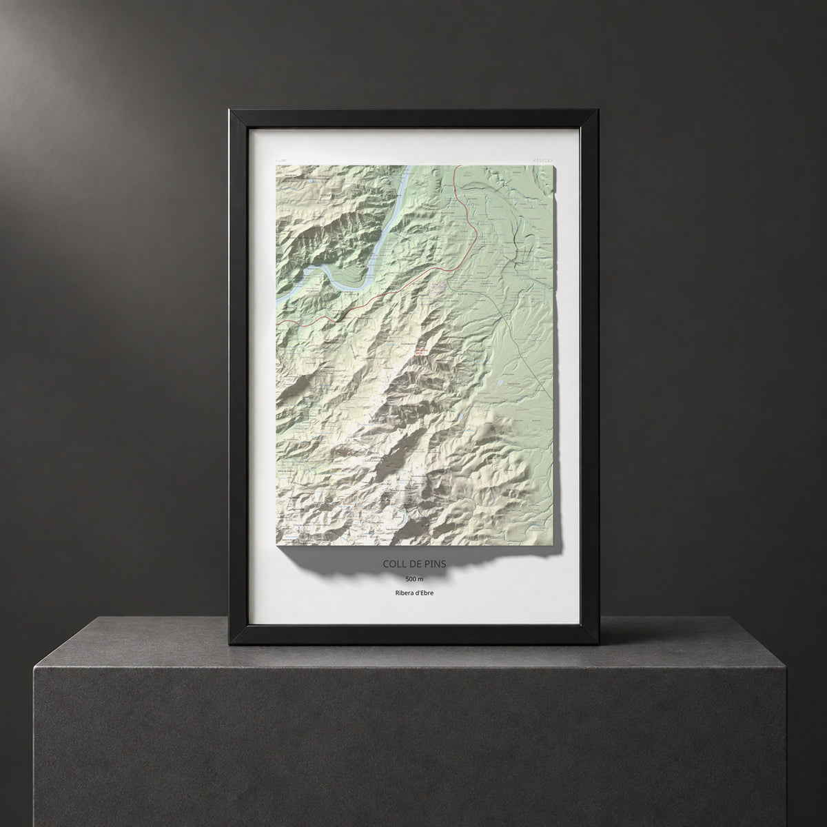 Mapa de relieve de Coll de Pins, 500 m, Ribera d'Ebre, lámina 100 Cims de Trobart. Presentación enmarcada. 61 × 91 cm.