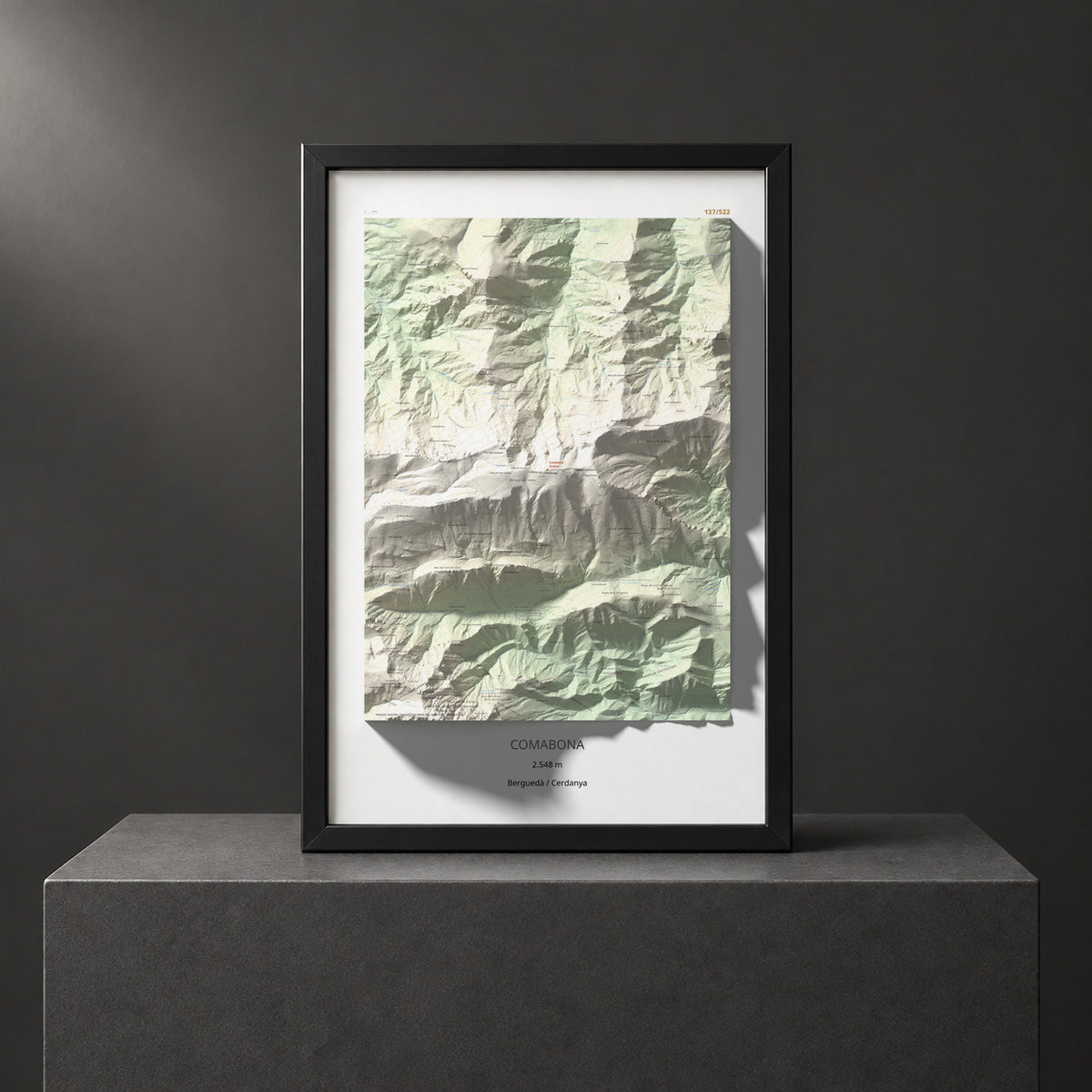 Mapa de relieve de Comabona, 2548 m, Berguedà · Cerdanya, lámina 100 Cims de Trobart. Presentación enmarcada. 61 × 91 cm.