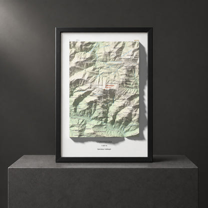 Mapa de relieve de Comanegra, 1557 m, Garrotxa · Vallespir, lámina 100 Cims de Trobart. Presentación enmarcada. 21 × 30 cm.
