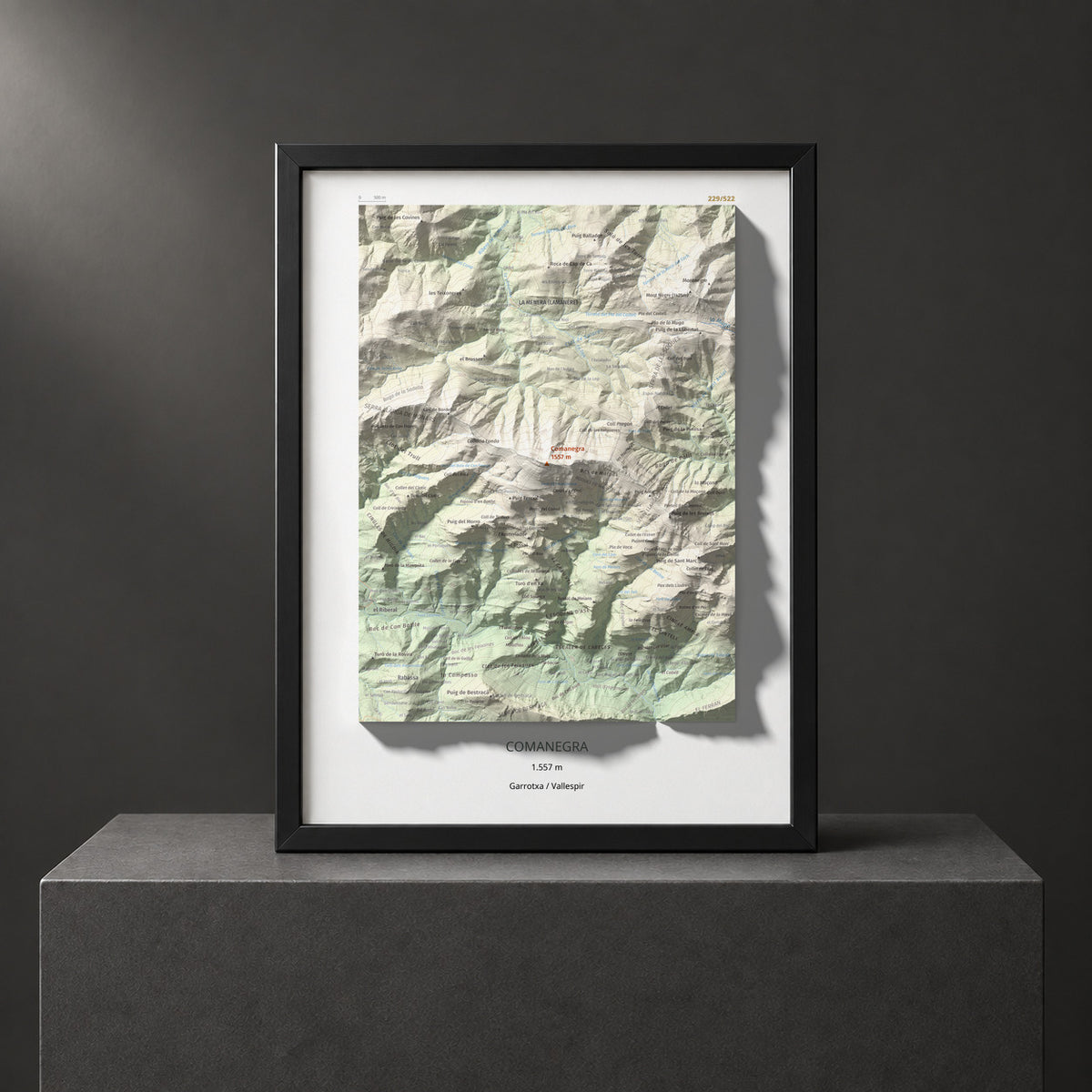 Mapa de relieve de Comanegra, 1557 m, Garrotxa · Vallespir, lámina 100 Cims de Trobart. Presentación enmarcada. 30 × 40 cm.