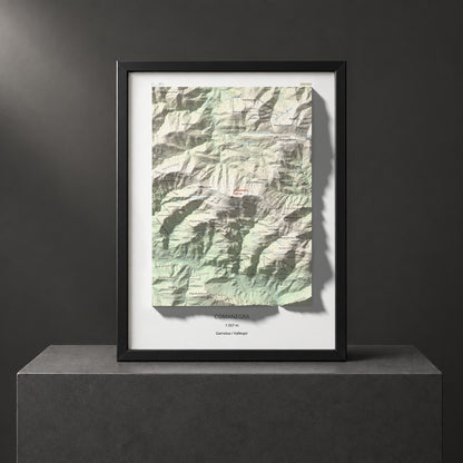 Mapa de relieve de Comanegra, 1557 m, Garrotxa · Vallespir, lámina 100 Cims de Trobart. Presentación enmarcada. 30 × 40 cm.