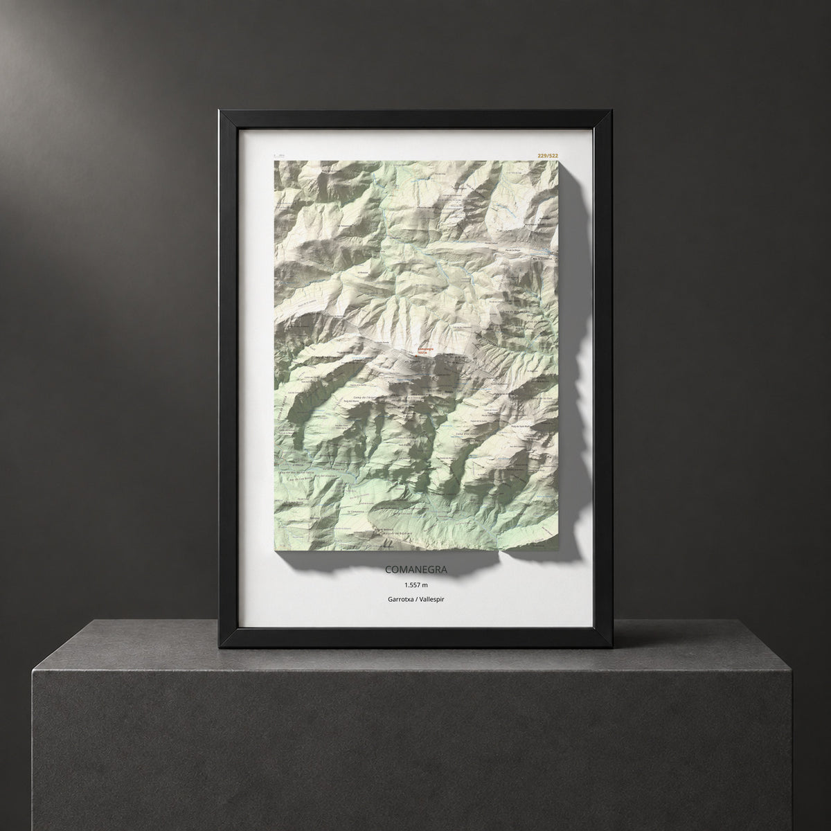 Mapa de relieve de Comanegra, 1557 m, Garrotxa · Vallespir, lámina 100 Cims de Trobart. Presentación enmarcada. 50 × 70 cm.
