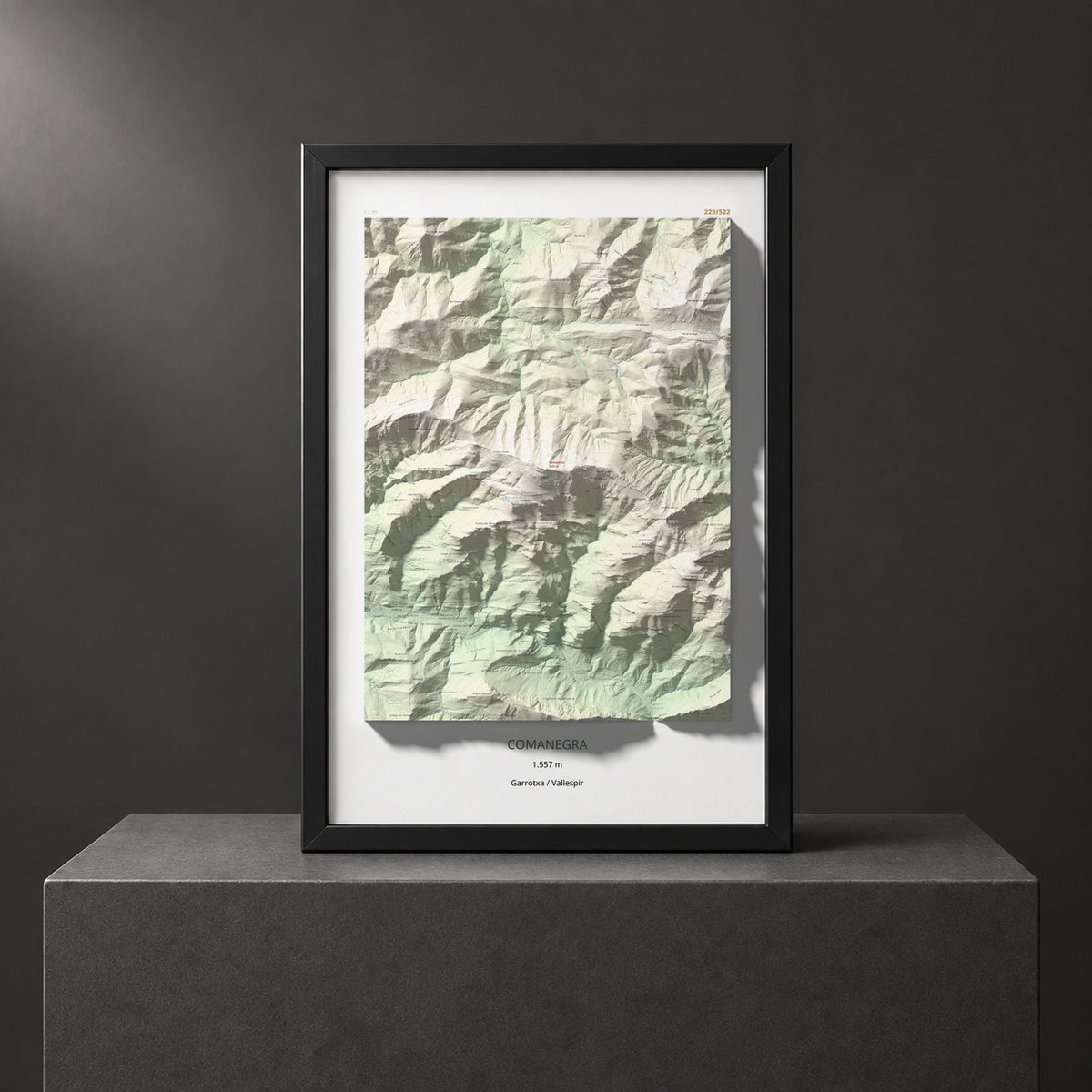 Mapa de relieve de Comanegra, 1557 m, Garrotxa · Vallespir, lámina 100 Cims de Trobart. Presentación enmarcada. 61 × 91 cm.